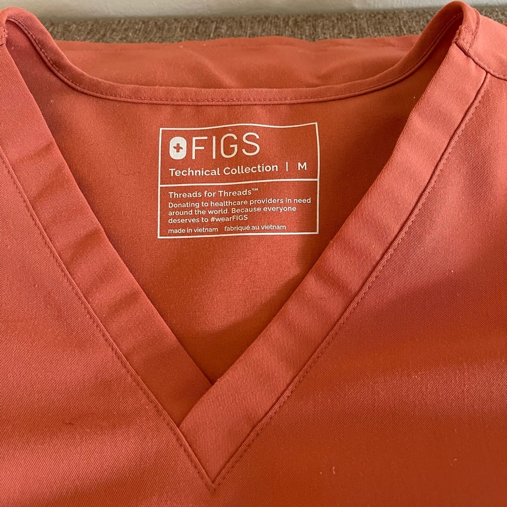 Figs medium chest pocket scrub top